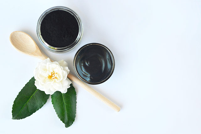 Carbón vegetal, el ingrediente de moda en cosmética natural